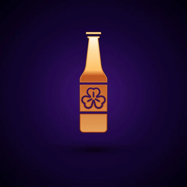 Gold Beer láhev se čtyřmi listy jetel ikony izolované na tmavomodrém pozadí. Šťastný den svatého Patricka. Vektorová ilustrace — Stockový vektor