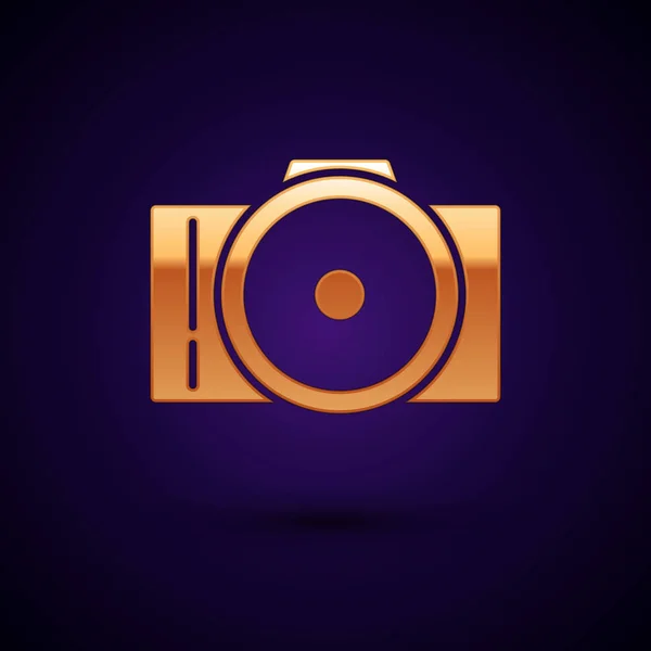 Złota ikona aparatu fotograficznego wyizolowana na ciemnym niebieskim tle. Ikona kamery foto. Ilustracja wektorowa — Wektor stockowy