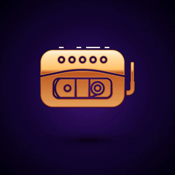 Gold Music icono del reproductor de cinta aislado sobre fondo azul oscuro. Dispositivo de música portátil. Ilustración vectorial — Vector de stock