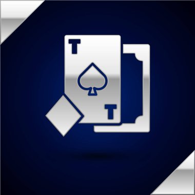 Koyu mavi arka planda izole maça sembolü simgesi ile Gümüş Oyun kartı. Kumarhane kumarı. Vektör İllüstrasyonu