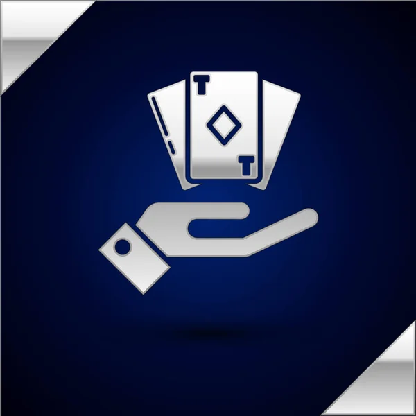 Silver Hand segurando deck de cartas de jogar ícone isolado no fundo azul escuro. Jogo de casino. Ilustração vetorial — Vetor de Stock