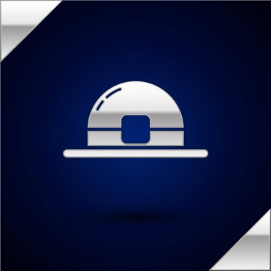 Gümüş Leprikon şapka simgesi koyu mavi arka planda izole edildi. Aziz Patrick gününüz kutlu olsun. Vektör İllüstrasyonu