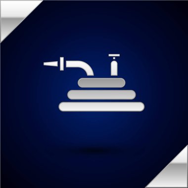 Gümüş Bahçe hortumu ya da yangın hortumu ikonu koyu mavi arka planda izole edilmiş. Sprey tabanca ikonu. Su ekipmanları. Vektör İllüstrasyonu