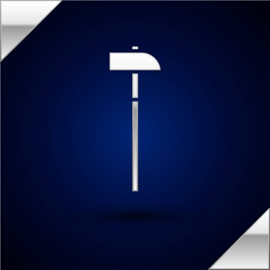 Gümüş Çekiç simgesi koyu mavi arkaplanda izole edildi. Tamir için bir araç. Vektör İllüstrasyonu