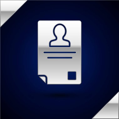 Koyu mavi arka planda yalıtılmış Gümüş Kimlik rozeti simgesi. Bu sunum için kullanılabilir, şirketin kimliği, reklam. Vektör İllüstrasyonu