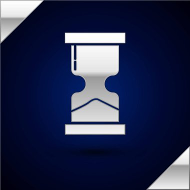 Koyu mavi arka plan üzerinde izole akan kum simgesi ile Gümüş Eski kum saati. Kum saati işareti. İş ve zaman yönetimi kavramı. Vektör İllüstrasyonu