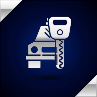 Koyu mavi arka planda gümüş araba kiralama ikonu izole edildi. Araba tabelası kirala. Anahtarlı araba. Otomobil tamir servisi konsepti. Vektör İllüstrasyonu