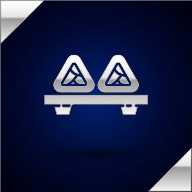 Koyu mavi arka plan üzerinde izole tahta simgesi kesme Gümüş Sushi. Tahta tahtada Asya yemeği suşi. Vektör İllüstrasyonu