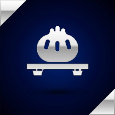 Kesme tahtası simgesindeki gümüş hamur, koyu mavi arka planda izole edilmiş. Geleneksel Çin yemeği. Vektör İllüstrasyonu