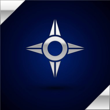 Gümüş Japon ninja shuriken simgesi koyu mavi arkaplanda izole edildi. Vektör İllüstrasyonu