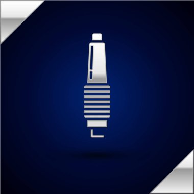 Gümüş renkli Buji ikonu koyu mavi arka planda izole edildi. Araba elektrikli mumu. Vektör İllüstrasyonu