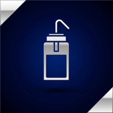 Kimya için gümüş laboratuar yıkama şişesi ve koyu mavi arka planda izole edilmiş bilim laboratuarı ikonu. Su ve çözücü spreyler için ekipman. Vektör İllüstrasyonu