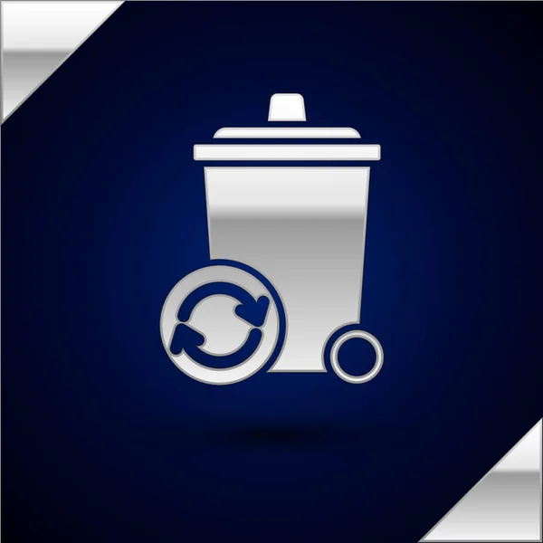 Zilver recycle bin met recycle symbool icoon geïsoleerd op donker blauwe achtergrond. Prullenbakpictogram. Vuilnis bin teken. Recycle mand teken. Vector illustratie — Stockvector