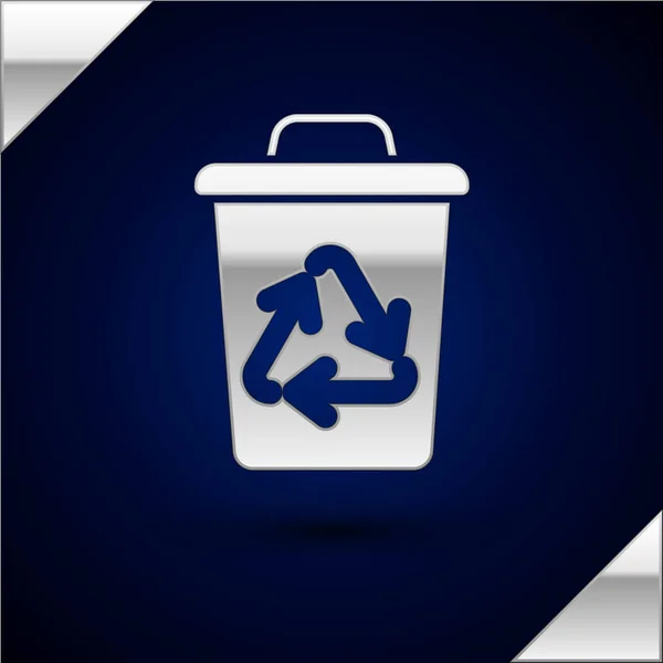 Zilver recycle bin met recycle symbool icoon geïsoleerd op donker blauwe achtergrond. Prullenbakpictogram. Vuilnis bin teken. Recycle mand teken. Vector illustratie — Stockvector