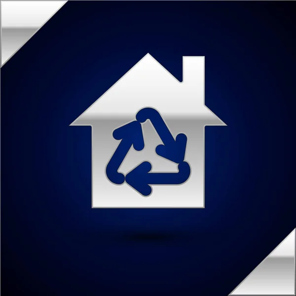 Ezüst Öko Ház újrahasznosítás szimbólum ikon elszigetelt sötétkék háttér. Ökológia haza újrahasznosító nyilakkal. Vektorillusztráció — Stock Vector