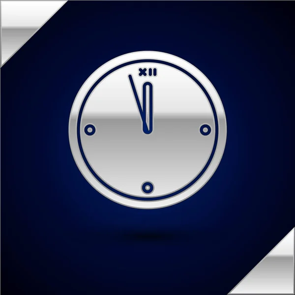 Icono del reloj de plata aislado sobre fondo azul oscuro. Símbolo de tiempo. Feliz Navidad y Feliz Año Nuevo. Ilustración vectorial — Vector de stock