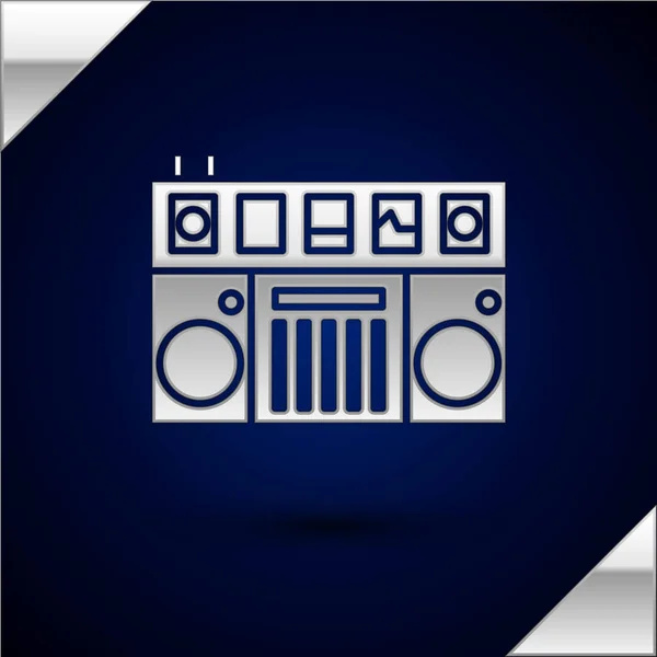 Control remoto DJ de plata para reproducir y mezclar ícono de música aislado sobre fondo azul oscuro. Mezclador DJ completo con reproductor de vinilo y control remoto. Ilustración vectorial — Vector de stock