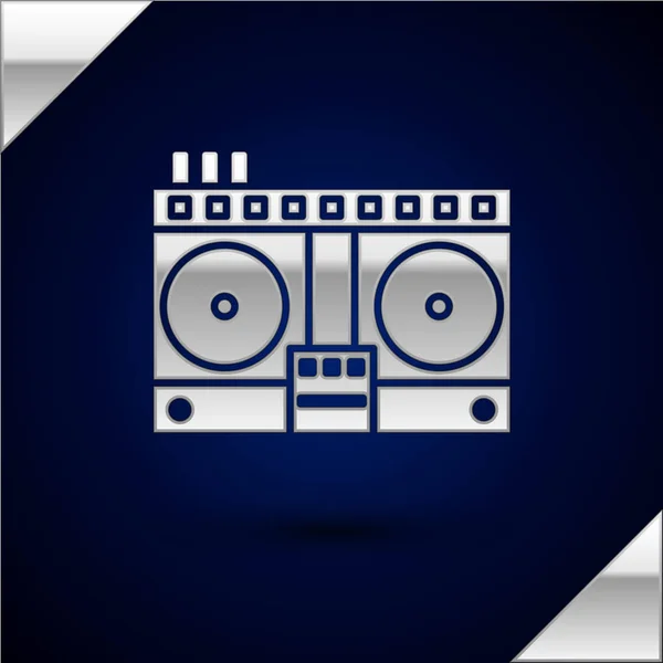 Серебряный диджей пульт для воспроизведения и микширования музыкальной иконы изолирован на темно-синем фоне. DJ миксер в комплекте с виниловым проигрывателем и пультом дистанционного управления. Векторная миграция — стоковый вектор