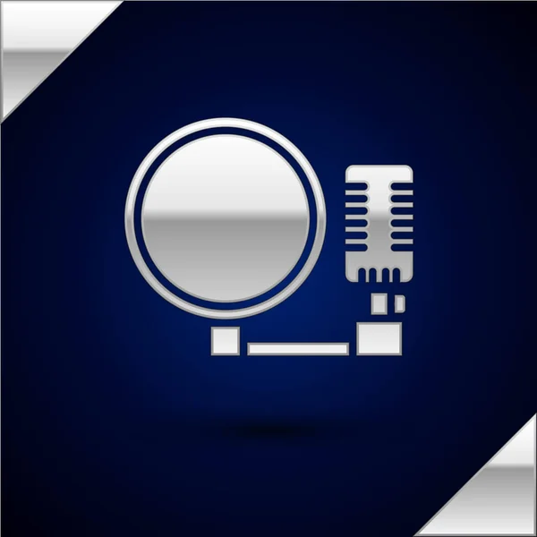 Icono de micrófono plateado aislado sobre fondo azul oscuro. En el micrófono de radio de aire. Firma del portavoz. Ilustración vectorial — Archivo Imágenes Vectoriales