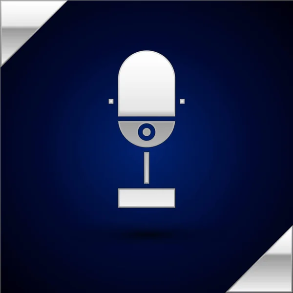 Silver mikrofon ikon isolerad på mörkblå bakgrund. På radiomikrofon. Talarskylt. Vektor Illustration — Stock vektor