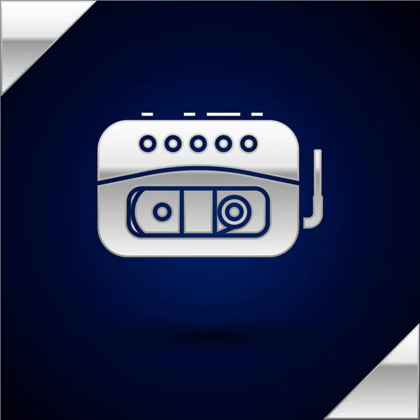 Иконка проигрывателя Silver Music выделена на темно-синем фоне. Портативное музыкальное устройство. Векторная миграция — стоковый вектор