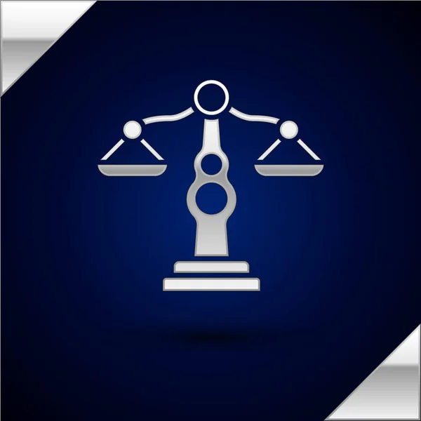 Escalas de plata de la justicia icono aislado sobre fondo azul oscuro. Símbolo del tribunal. Signo de balanza. Ilustración vectorial — Vector de stock