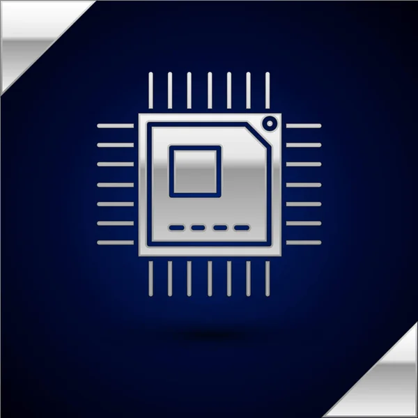 Процессор Silver Computer с микросхемами иконка процессора изолирована на темно-синем фоне. Чип или процессор с вывеской на плате. Микропроцессор. Векторная миграция — стоковый вектор
