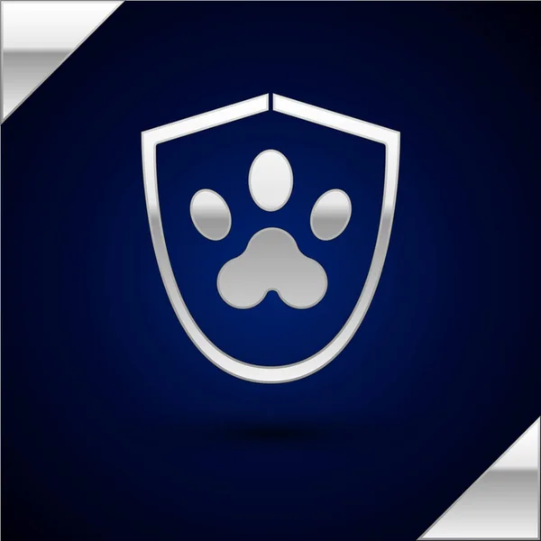 Argento Icona di assicurazione sanitaria animale isolato su sfondo blu scuro. Icona di protezione animali domestici. Impronta zampa cane o gatto. Illustrazione vettoriale — Vettoriale Stock