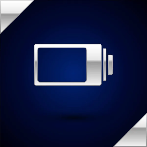 Zilveren batterij laadniveau indicator pictogram geïsoleerd op donker blauwe achtergrond. Vector illustratie — Stockvector