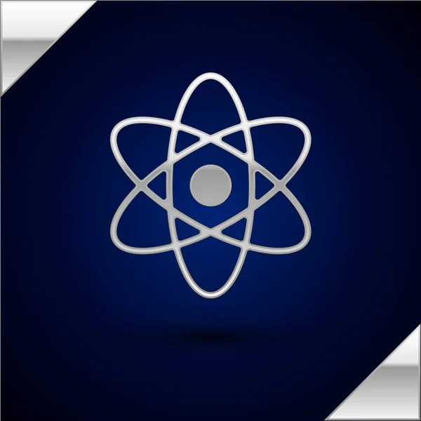 Ezüst Atom ikon elszigetelt sötétkék háttérrel. A tudomány, az oktatás, a nukleáris fizika és a tudományos kutatás szimbóluma. Vektorillusztráció — Stock Vector