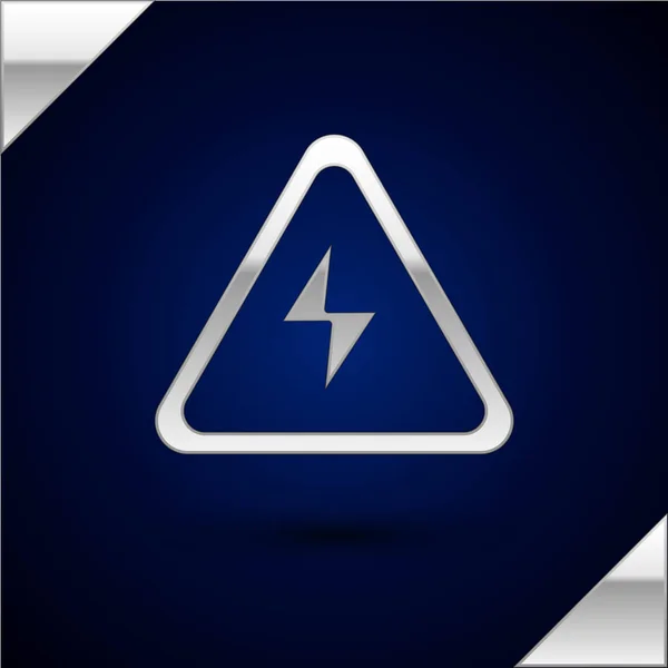 濃い青の背景に絶縁された銀高電圧サインアイコン。危険のシンボル。三角形の矢印。警告アイコンベクターイラスト — ストックベクタ