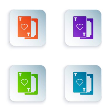 Beyaz arkaplanda kalp sembolü simgesi olan renk oynatma kartı. Kumarhane kumarı. Renkli kare düğmelere simgeleri yerleştir. Vektör İllüstrasyonu