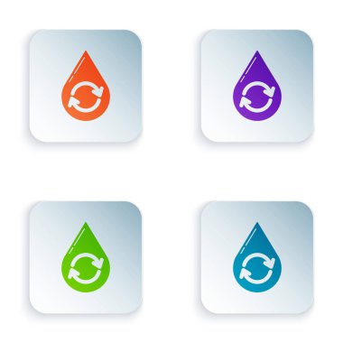 Beyaz arkaplanda izole edilmiş renk geri dönüşümü temiz aqua simgesi. İşaret geri dönüşümlü bir damla su. Renkli kare düğmelere simgeleri yerleştir. Vektör İllüstrasyonu