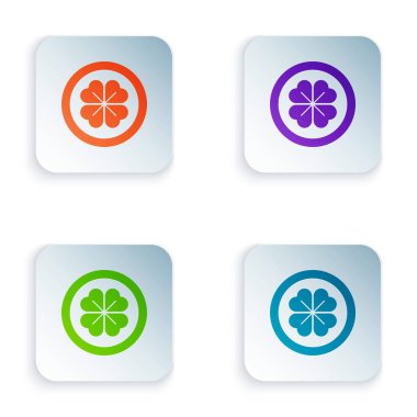 Beyaz arka planda dört yapraklı yonca simgesi olan altın renkli sikke. Aziz Patrick gününüz kutlu olsun. Renkli kare düğmelere simgeleri yerleştir. Vektör İllüstrasyonu