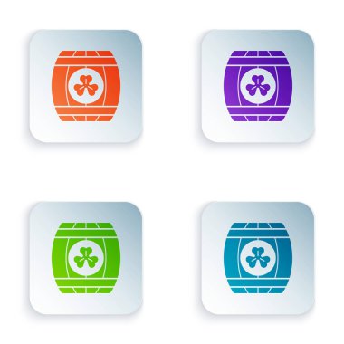 Beyaz arka planda dört yapraklı yonca ikonu olan renkli tahta fıçı. Alkol fıçısı, bira için tahta fıçı, viski, şarap. Renkli kare düğmelere simgeleri yerleştir. Vektör İllüstrasyonu