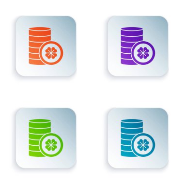 Beyaz arka planda dört yapraklı yonca simgesi olan altın renkli sikke. Aziz Patrick gününüz kutlu olsun. Renkli kare düğmelere simgeleri yerleştir. Vektör İllüstrasyonu