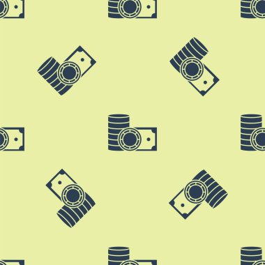 Mavi Kumarhane fişleri ve desteler kağıt para nakit ikonu izole sarı arka planda pürüzsüz desen. Kumarhane kumarı. Vektör İllüstrasyonu