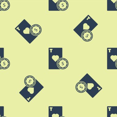 Mavi Kumarhane çipi ve iskambil simgesi sarı arka planda izole edilmiş kusursuz desen. Kumarhane pokeri. Vektör İllüstrasyonu