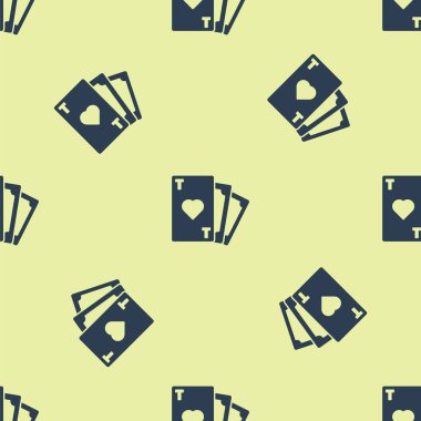 Sarı arka planda, kalp sembolü simgesi olan mavi oyun kartı izole edilmiş. Kumarhane kumarı. Vektör İllüstrasyonu