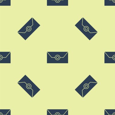 Mavi Zarfın üzerinde noel partisi davetiye kartı simgesi var. Sarı arkaplanda kusursuz desenler var. Mutlu Noeller ve mutlu yıllar. Vektör İllüstrasyonu