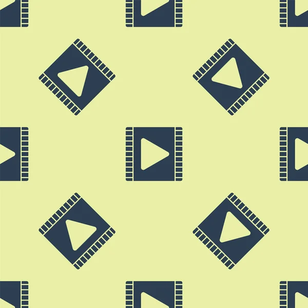 Bleu Jouer icône vidéo isolé motif sans couture sur fond jaune. Bande de film avec panneau de jeu. Illustration vectorielle — Image vectorielle