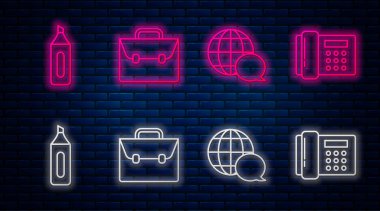 Satır Çantası, konuşma baloncuğundan yapılmış dünya haritası, İşaretleyici kalem ve telefon. Tuğla duvarda parlayan neon simgesi. Vektör