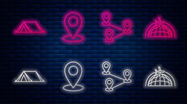 Çizgi haritası pimi, güzergah konumu, turist çadırı ve uçan uçakla Globe. Tuğla duvarda parlayan neon simgesi. Vektör
