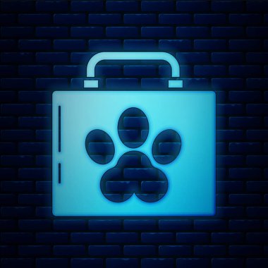 Parlayan neon Pet ilk yardım kiti simgesi tuğla duvar arka plan izole. Köpek ya da kedi pençesi izi. Klinik kutusu. Vektör İllüstrasyonu