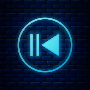 Parlayan neon geri sarma simgesi tuğla duvar arka planında izole edildi. Vektör İllüstrasyonu