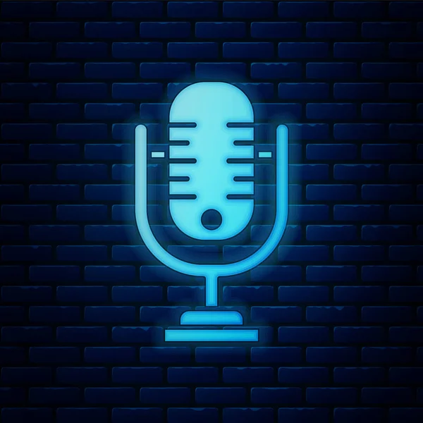 Icona luminosa al neon Microfono isolato su sfondo muro di mattoni. Sul microfono radio in onda. Segnale di altoparlante. Illustrazione vettoriale — Vettoriale Stock