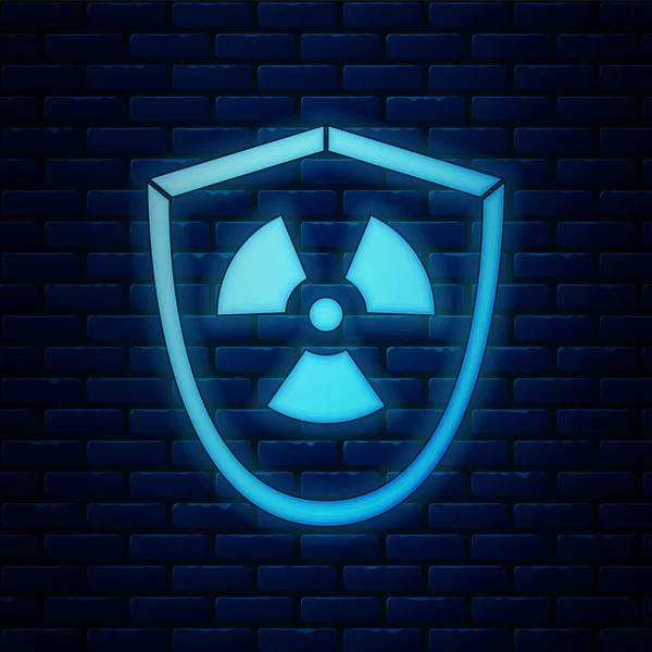 Zářící neon Radioaktivní v ikonu štítu izolované na pozadí cihlové stěny. Radioaktivní toxický symbol. Značka radiačního nebezpečí. Vektorová ilustrace — Stockový vektor