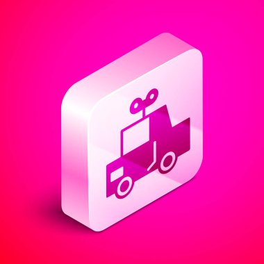Pembe arka planda izole edilmiş Isometric oyuncak araba ikonu. Gümüş kare düğme. Vektör İllüstrasyonu