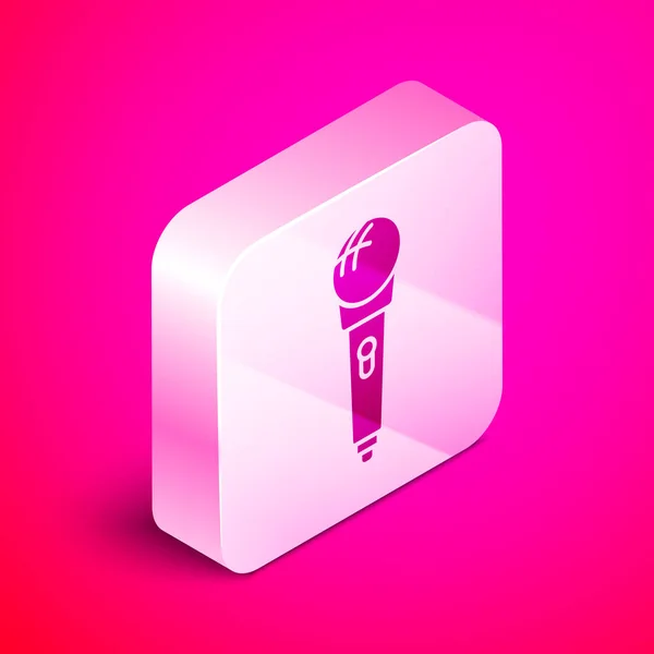 Icono del micrófono isométrico aislado sobre fondo rosa. En el micrófono de radio de aire. Firma del portavoz. Botón cuadrado plateado. Ilustración vectorial — Vector de stock