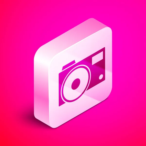 Isometrisches Fotokamera-Symbol isoliert auf rosa Hintergrund. Foto-Kamera-Ikone. Silberner quadratischer Knopf. Vektorillustration — Stockvektor